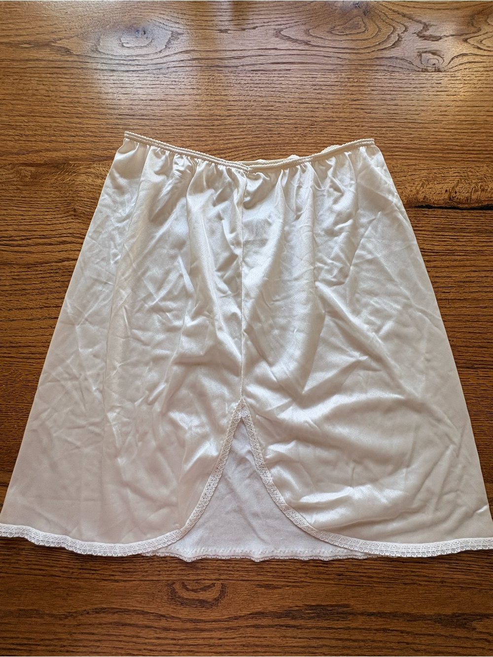 Bali Cream Half Slip with Lace Edge at hem- women’s medium- 100% nylon - Picture 6 of 12